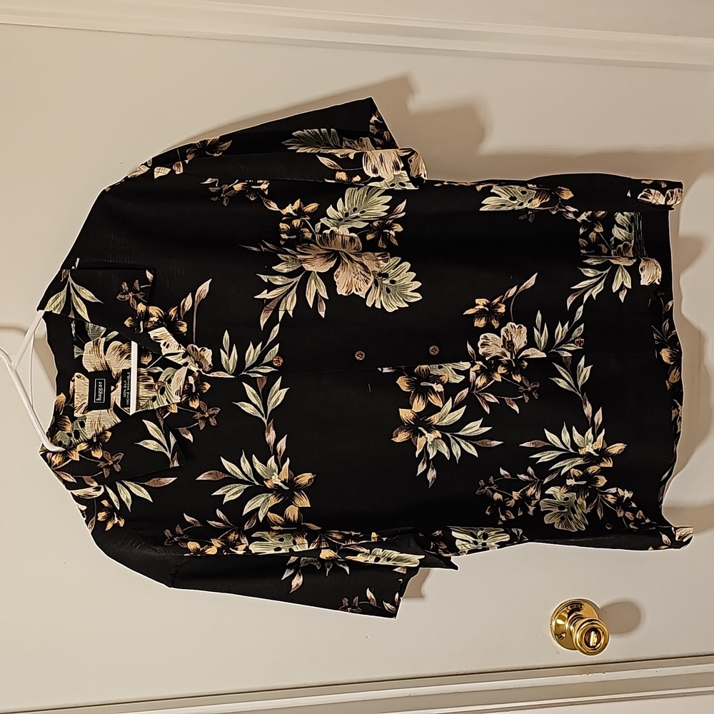 100% Silk Machine Washable Men's Floral Hawaiian Shirt. Haggar Size XL